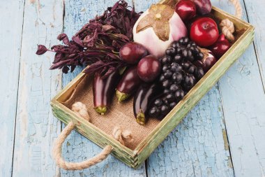 Farklı Menekşe taze çiğ sebze ve meyve içinde ahşap tepsi, üstten görünüm