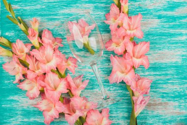 Azure arka plan üzerinde hafif pembe Glayöl ile bardağı