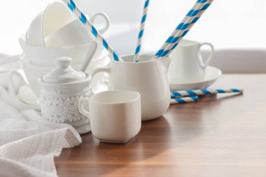 Çizgili tübüllerin ile beyaz boş sofra kümesi