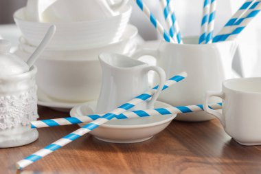 Çizgili tübüllerin ile beyaz boş sofra kümesi