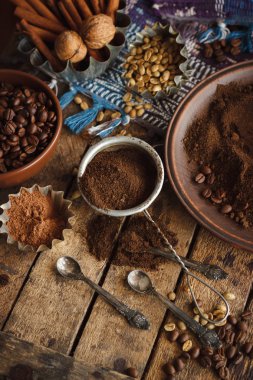 Kavrulmuş siyah ve yeşil kahve çekirdekleri ve plaka çekilmiş kahve