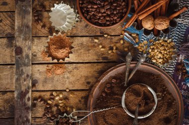 Kavrulmuş siyah ve yeşil kahve çekirdekleri ve plaka çekilmiş kahve