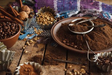 Kavrulmuş siyah ve yeşil kahve çekirdekleri ve plaka çekilmiş kahve