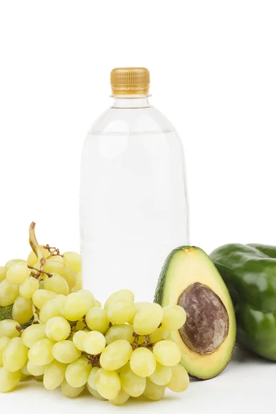 Conjunto de diferentes vegetais frescos verdes e frutas e garrafa de água — Fotografia de Stock