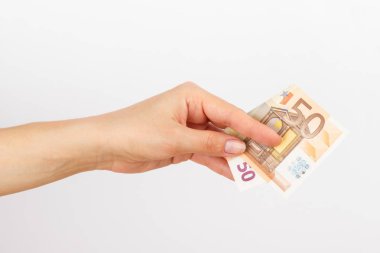 Kadının elinde 50 euro
