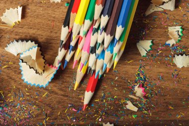 Renkli kalemler, ahşap arka plan yığını