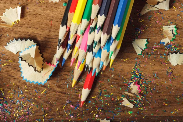 Renkli kalemler, ahşap arka plan yığını