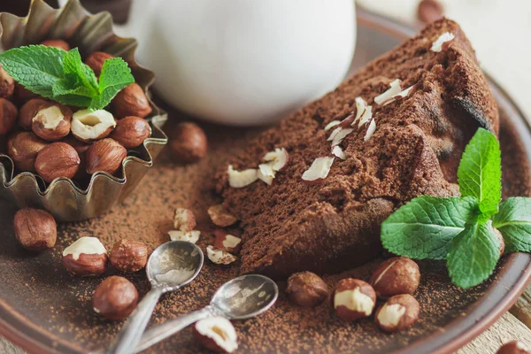 Parça çikolatalı kek, nane yaprağı, fındık ve süt ile kavanoz