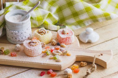 Şekerlenmiş kabuğu, fındık ve pudra şekeri ile rahat lokum kümesi