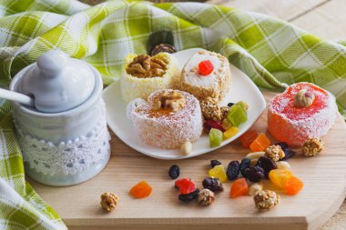 Şekerlenmiş kabuğu, fındık ve pudra şekeri ile rahat lokum kümesi