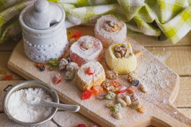 Şekerlenmiş kabuğu, fındık ve pudra şekeri ile rahat lokum kümesi