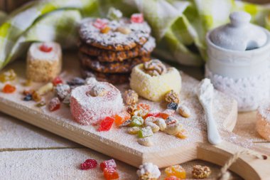 Şekerlenmiş kabuğu, fındık ve pudra şekeri ile rahat lokum kümesi