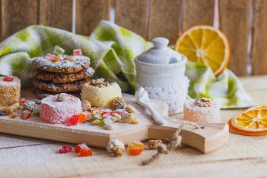 Şekerlenmiş kabuğu, fındık ve pudra şekeri ile rahat lokum kümesi