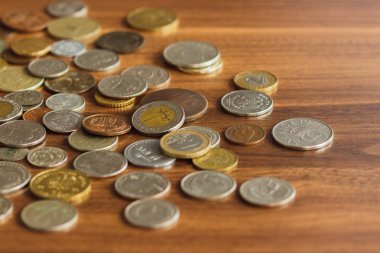 Farklı altın ve gümüş collector's sikkeleri üzerinde ahşap masa