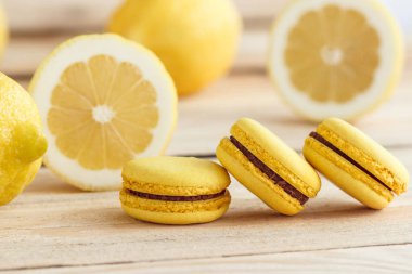Sarı Fransız macarons ahşap kurullarında limon ile