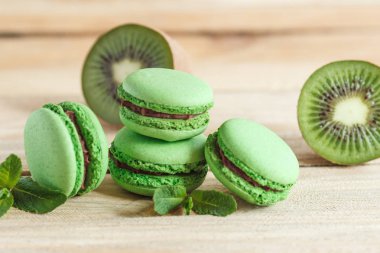 Kivi ile Fransız macarons yeşil ve süslemeleri nane