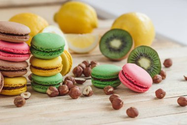 Yeşil, pembe, sarı ve kahverengi Fransız macarons limon, kivi ve fındık