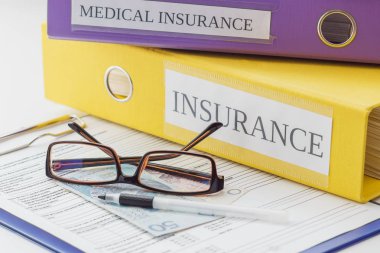 Temiz sigorta formu, klasör, kalem ve gözlük