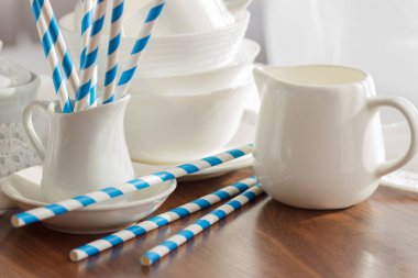 Çizgili tübüllerin ile beyaz boş sofra kümesi