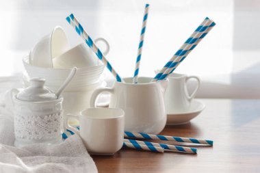 Çizgili tübüllerin ile beyaz boş sofra kümesi