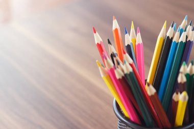 Cam, ahşap arka plan renkli kalemler set