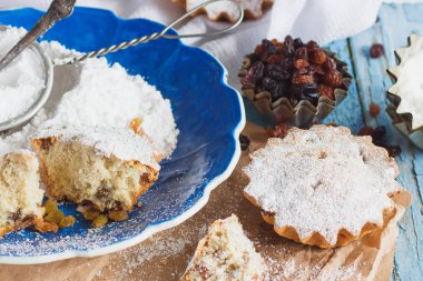 Kuru üzüm ve pudra şekeri ile cupcakes