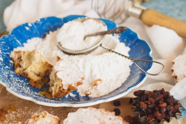 Kuru üzüm ve pudra şekeri ile cupcakes