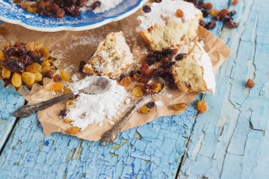 Kuru üzüm ve pudra şekeri ile cupcakes