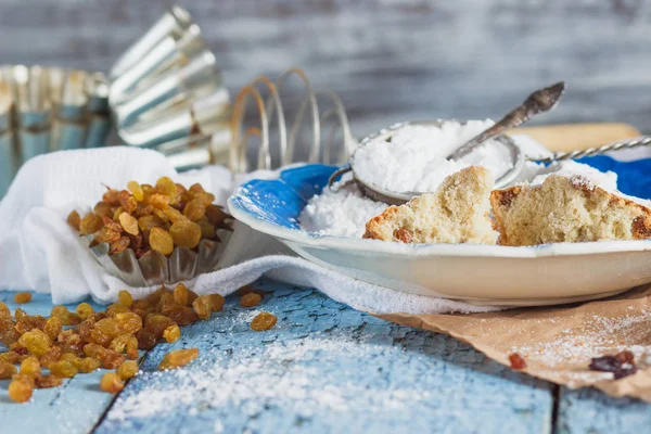 レーズンと砂糖の粉のカップケーキ — ストック写真