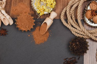 Tasarlayacağım kayrak slone arka plan üzerinde ahşap Kepçe içinde farklı baharatlar