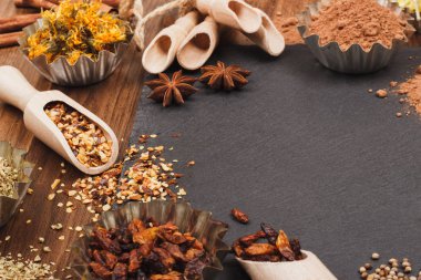 Tasarlayacağım kayrak slone arka plan üzerinde ahşap Kepçe içinde farklı baharatlar