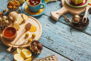 Bardak bitki çayı ve adet limon, Kuru otlar ve farklı süslemeler ile