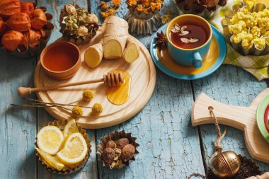 Bardak bitki çayı ve adet limon, Kuru otlar ve farklı süslemeler ile