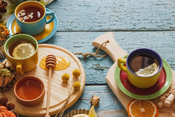 Bardak bitki çayı ve adet limon, Kuru otlar ve farklı süslemeler ile — Stok fotoğraf