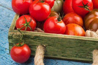 Ahşap tepsi olgun domates tür farklı ayarla