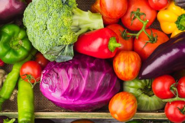Farklı taze çiğ renkli sebze içinde ahşap tepsi kümesi