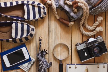 Çizgili terlik, fotoğraf makinesi, telefon ve özgürlük heykelinin minyatür