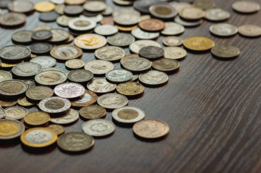 Farklı altın ve gümüş collector's sikkeleri üzerinde ahşap masa