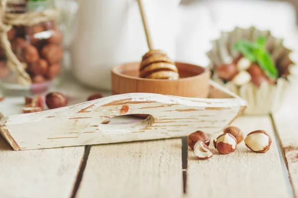 나무 그릇, hazelnuts과 나무 쟁반에 우유와 함께 항아리에 꿀 — 스톡 사진