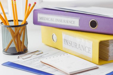 Temiz sigorta formu, klasör, kalem tutucu ve not defteri