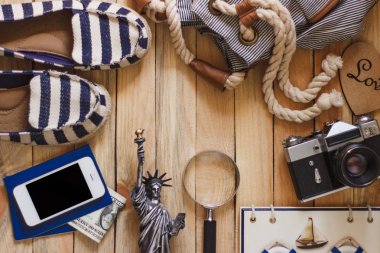 Çizgili terlik, fotoğraf makinesi, telefon ve özgürlük, üstten görünüm heykelinin minyatür