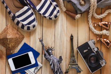 Terlik, fotoğraf makinesi, telefon, özgürlük ve Eyfel Kulesi heykelinin minyatür