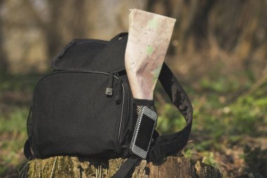 Telefon ile sırt çantası ve güdük cep harita