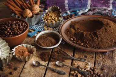 Kavrulmuş siyah ve yeşil kahve çekirdekleri ve plaka çekilmiş kahve