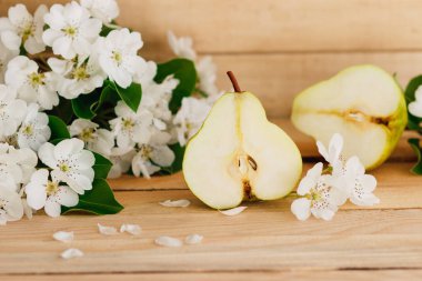 Olgun armut ve üzerinde ahşap masa çiçeği