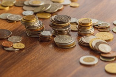 Farklı altın ve gümüş collector's sikkeleri üzerinde ahşap masa