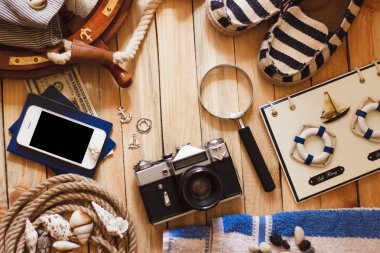 Çizgili terlik, kamera, çanta ve deniz süslemeleri, üstten görünüm