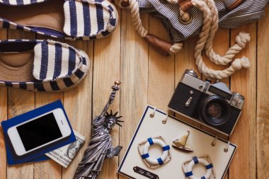 Çizgili terlik, fotoğraf makinesi, telefon ve özgürlük, üstten görünüm heykelinin minyatür