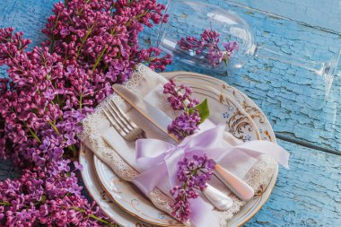 Sofra ve violet ahşap arka plan üzerinde Lila ile Gümüş eşyalar