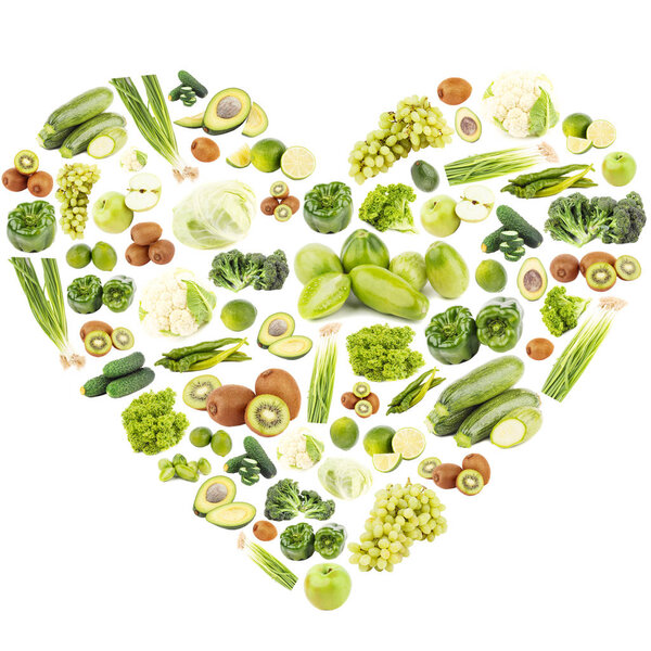 Набор различных зеленых фруктов и овощей в форме сердца
